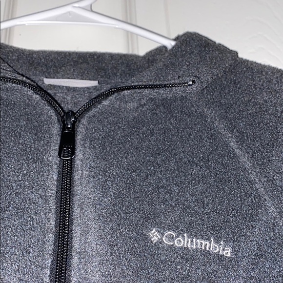 woman’s Columbia zip-up jacket - Picture 2 of 5
